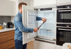 Einbaukühlschrank ausbauen: Schritt-für-Schritt-Anleitung