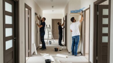 Flur mit vielen Tueren tapezieren