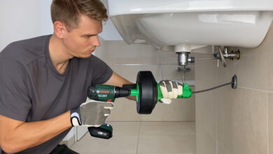 Anwendung einer Rohrreinigungsspirale im Badezimmer 1